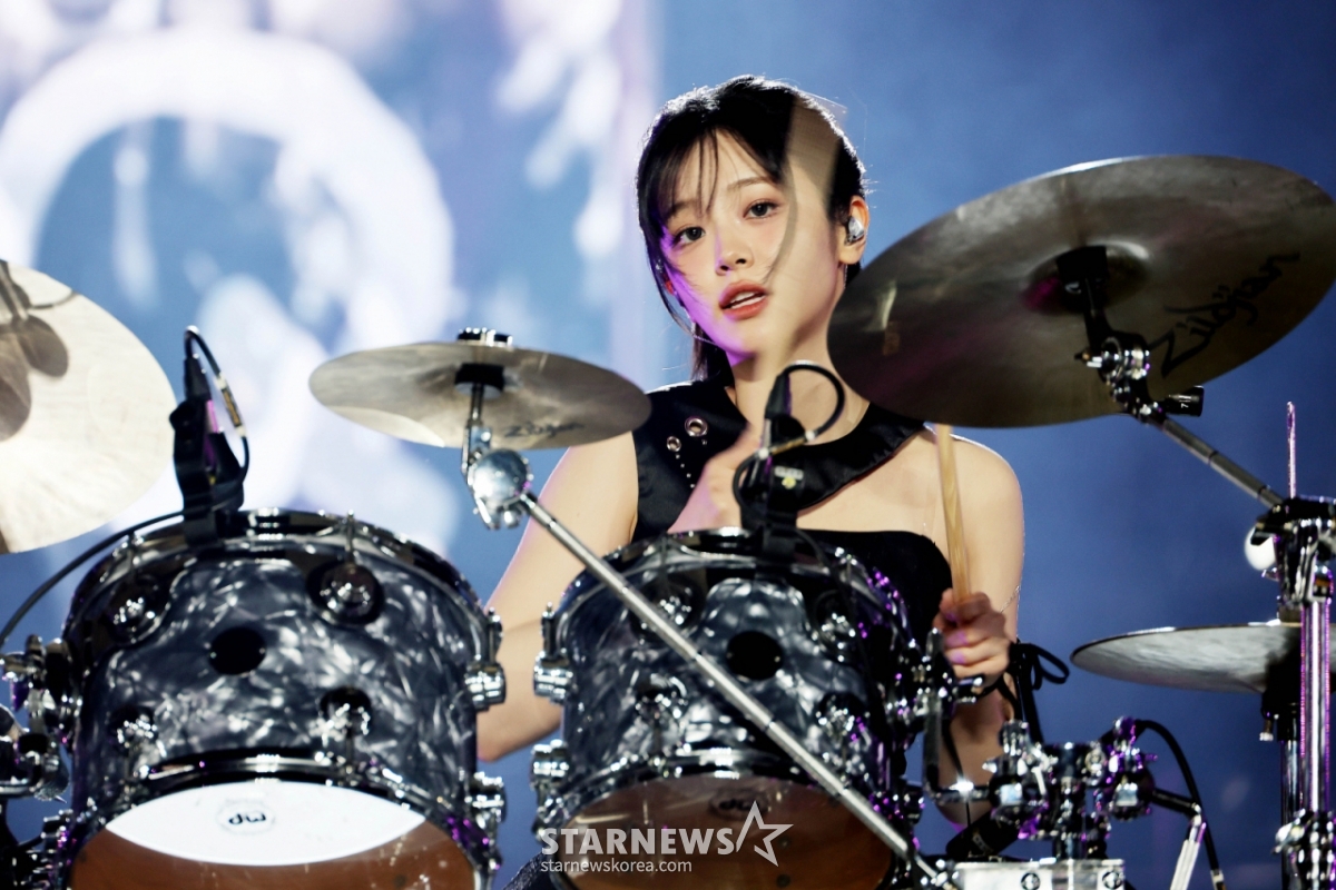 Группа QWER Choidan, Magenta, Hina и Shimyeo представят прекрасную сцену на «10th Anniversary Asian Artist Awards 2025» (10th Anniversary Asian Artist Awards 2025, «10th Anniversary Asian Artist Awards 2025», организованной Star News на Национальном стадионе Гаосюн 6-го числа.   «10th Anniversary Asian Artist Awards 2025» и «10th Anniversary Asian Artist Awards 2025» будут транслироваться в прямом эфире на MTN (Money Today) и Weavers (Weverse), соответственно.  /2025.12.06 /Фото =Иммунитет tjdrbs23@