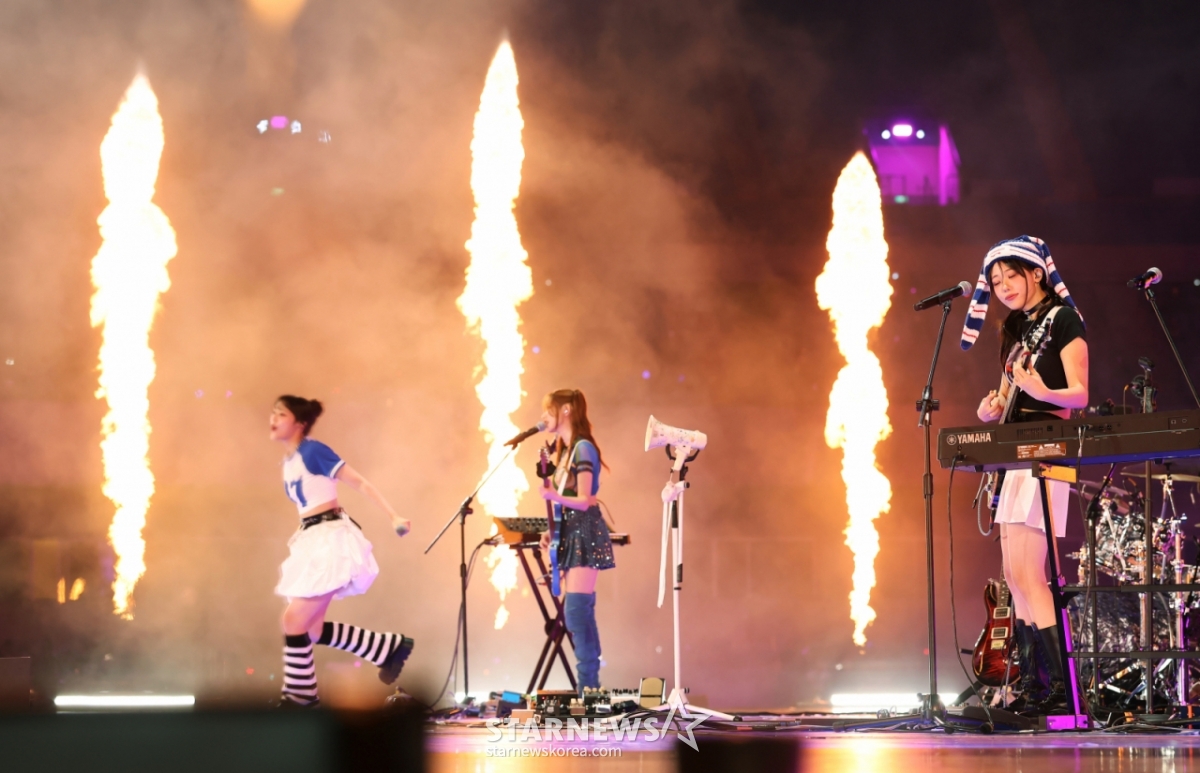 Группа QWER представит замечательную сцену на «ACON 2025», посвященную 10-летию Азиатской премии 2025 (10th Anniversary Asian Artist Awards 2025, '10th Anniversary AAA 2025', организованной Star News на Национальном стадионе Гаосунг 7-го числа.   «ACON 2025» - это фестиваль, который празднует 10-летие «AAA», а актеры Ли Джун Ён и i-dle (дети) Шухуа, Кравити Аллен и Кики Суи возглавят «ACON 2025», а также возглавят «QWER» (QUVER), NEXZ (NEXZ), девять (AHOF), Ashii (A) и EZEKIS (A) и KIS (Y). /2025.12.07 /Фото = Ли Дон Хун Фотогуи@