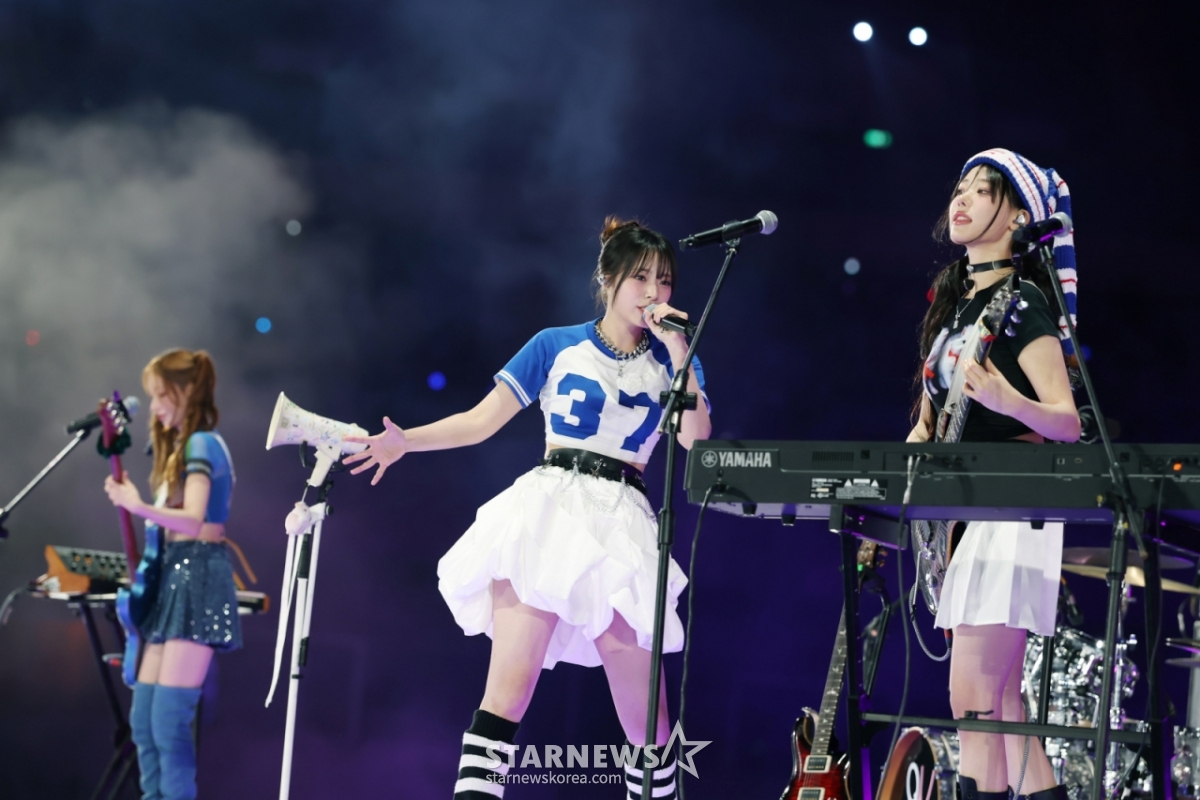 Группа QWER представит замечательную сцену на «ACON 2025», посвященную 10-летию Азиатской премии 2025 (10th Anniversary Asian Artist Awards 2025, '10th Anniversary AAA 2025', организованной Star News на Национальном стадионе Гаосунг 7-го числа.   «ACON 2025» - это фестиваль, который празднует 10-летие «AAA», а актеры Ли Джун Ён и i-dle (дети) Шухуа, Кравити Аллен и Кики Суи возглавят «ACON 2025», а также возглавят «QWER» (QUVER), NEXZ (NEXZ), девять (AHOF), Ashii (A) и EZEKIS (A) и KIS (Y). /2025.12.07 /Фото = Ли Дон Хун Фотогуи@