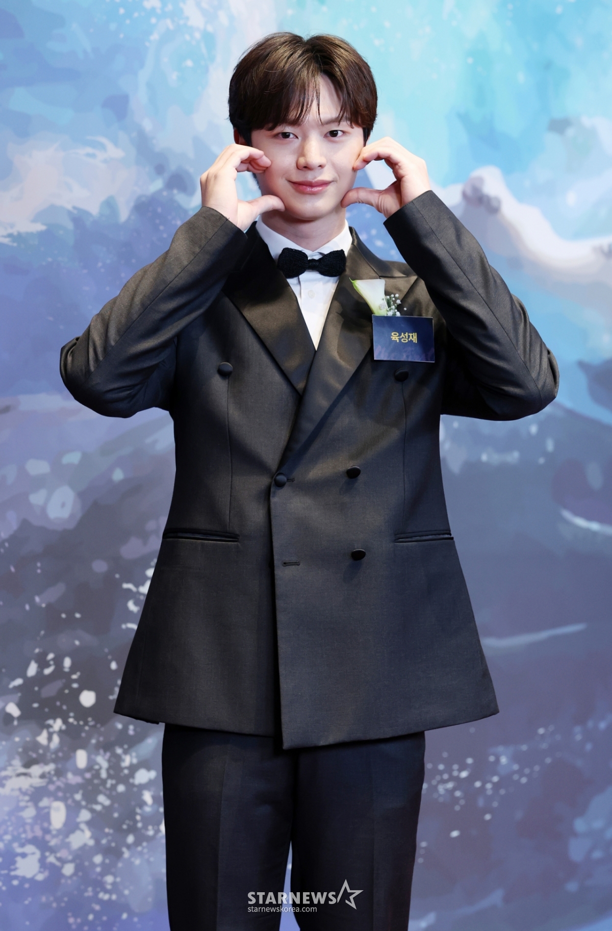 Ngày 6/5, diễn viên Yook Sung Jae đang tạo dáng tại Photo Wall của Giải thưởng Thương hiệu Đầu tiên Hàn Quốc 2026 diễn ra tại khách sạn Shilla, Junggu, Seoul. /2026.01.06/Ảnh = Kim Hwi Sun hwijpg@