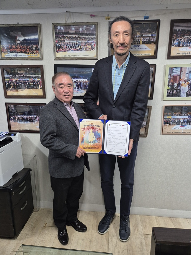 韓国芸能人スポーツ協会の朴正哲（パク·ジョンチョル、左）会長と韓基範（ハン·ギボム）希望分かち合いの韓基範（ハン·ギボム）会長。  /写真=韓国芸能人スポーツ協会提供