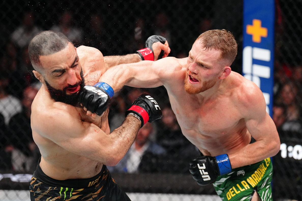 デラ·マダレーナ（右）が右手のフックを飛ばしている。 /写真=UFC提供