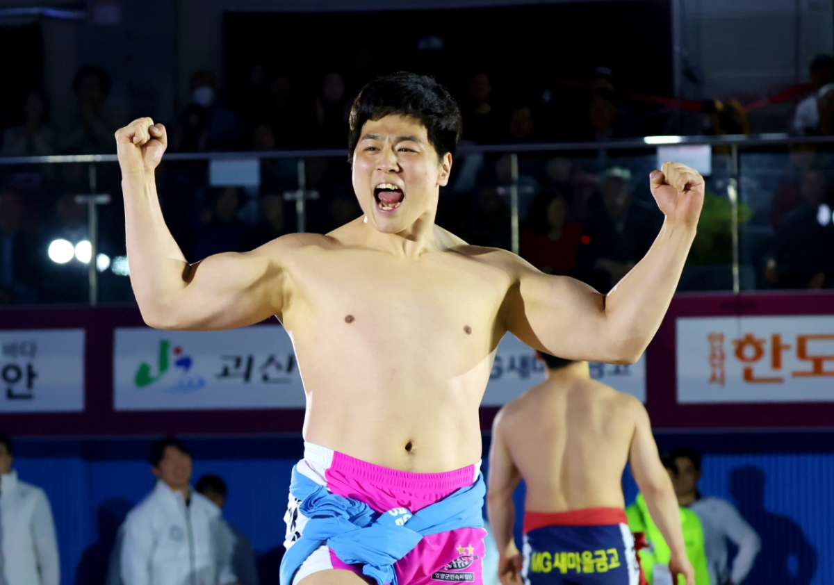 26日、忠清北道丹陽郡（チュンチョンプクト·タンヤングン）の丹陽体育館東館で開かれた「ウィザース製薬2026民俗シルム丹陽オンダル壮士シルム大会」の金剛（クムガン）壮士（90kg以下）になったチェ·ジョンマン（霊岩郡民俗シルム団）が優勝後、喜びを表している。  /写真=大韓シルム協会提供