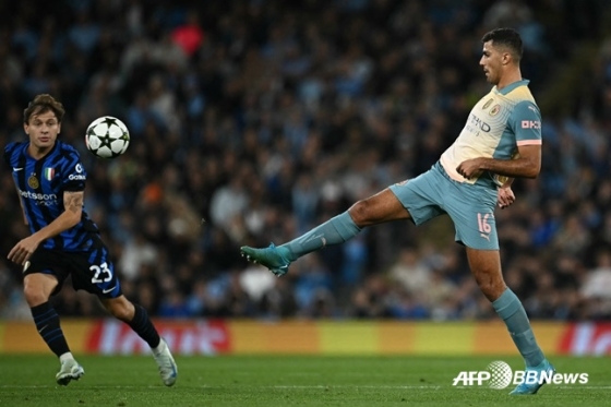 Вид с игры на Родри (справа). /AFPBBNews =Новости 1