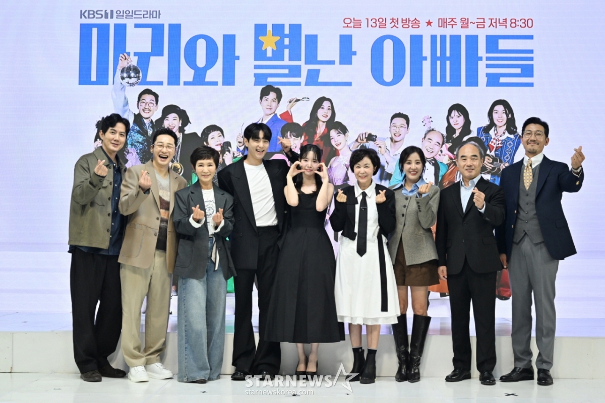 Sáng 13/4, các diễn viên Ryu Jin, Hwang Dong Joo, Jung Ae Ri, Hyun Woo, Ha Seung Ri, Geum Bo Ra, Park Eun Hye, Kang Shin Il, Gong Jung Hwan đang tạo dáng tại buổi họp báo ra mắt phim truyền hình Mary and the Stars (KBS 1TV). /Cung cấp ảnh = KBS 2025.10.13 /Ảnh = Photoguy@ Lee Dong Hoon