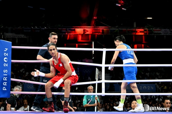 图为，拥有男性染色体的拳击手伊玛奈•卡利夫（左）。 =法新社BBNews=新闻1。