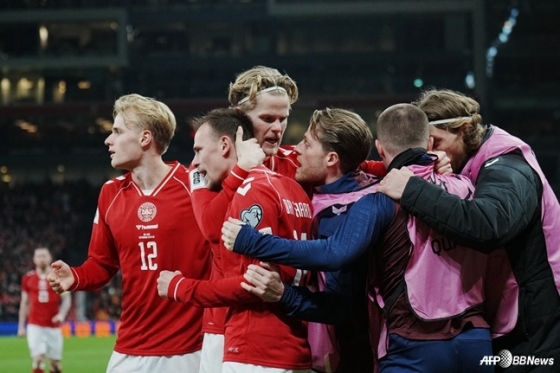 图为丹麦国家队队员在比赛中与北马其顿一起庆祝进球。 =法新社BBNews=新闻1。