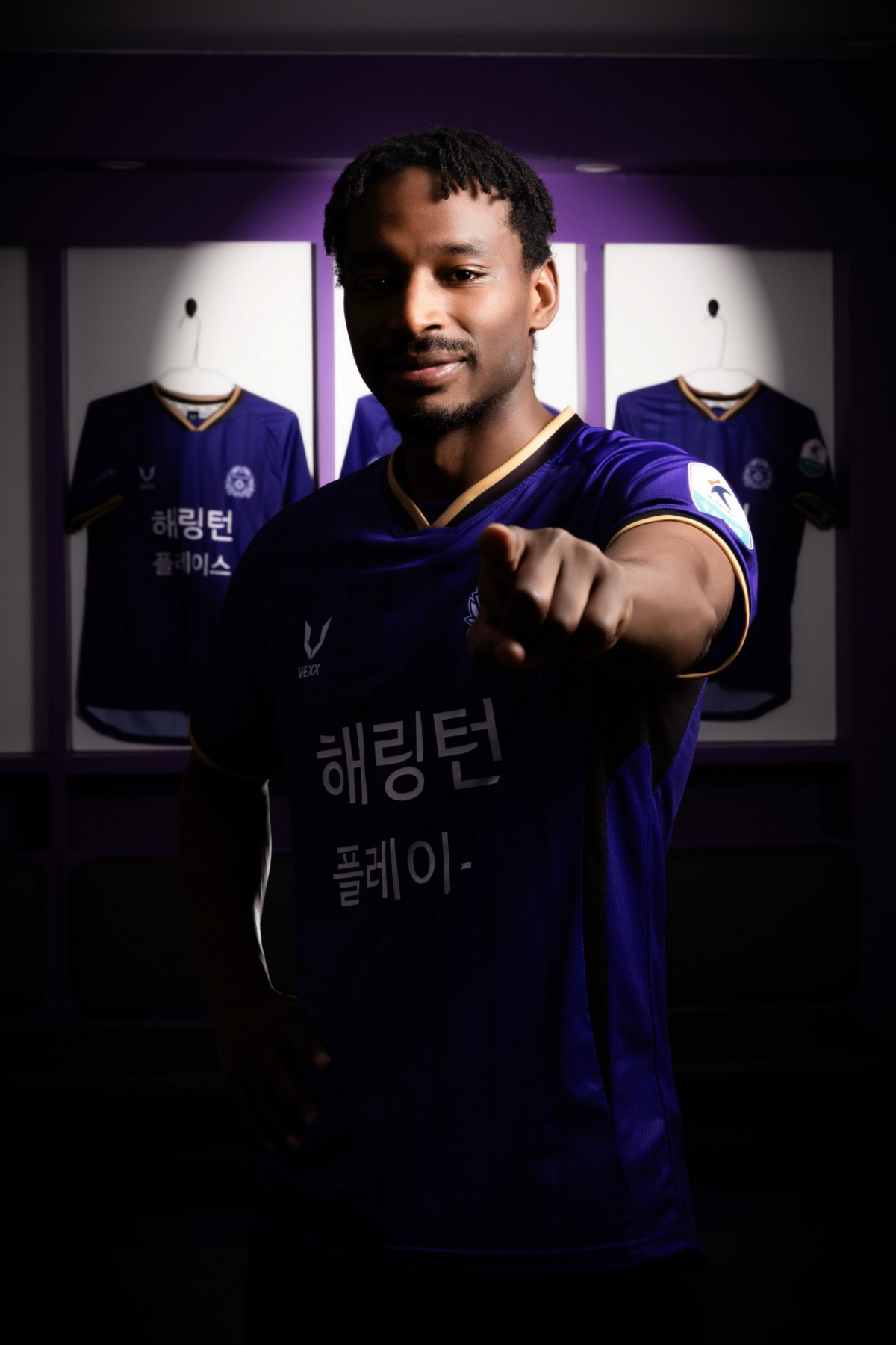 Рафаэль, позирующий в униформе ФК "Аньян". /Фото = Предоставлено FC Animation.