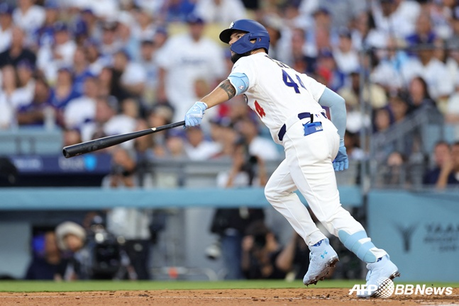 Andy Pazs hits a come-from-behind three-run home run. /AFPBBNews=News1