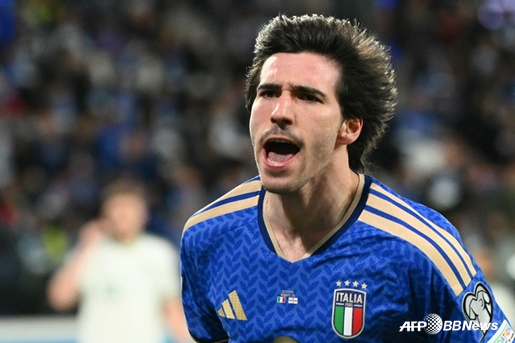 Нападающий сборной Италии по футболу Сандро Тонали рад забить гол в первом матче плей-офф Европы (PO) PASA против Северной Ирландии на стадионе ди Бергамо в Бергамо, Италия, 27-го числа (по корейскому времени). /AFPBBNews =Новости 1