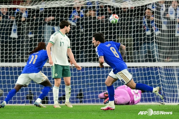 Сцена с голом Сандро Тонали (справа). /AFPBBNews =Новости 1