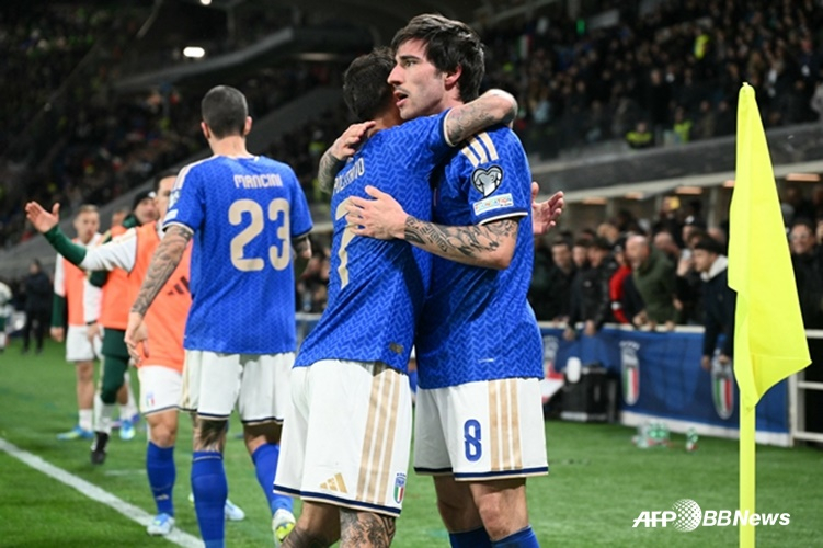 Сандро Тонали (справа) в восторге от матча. /AFPBBNews =Новости 1