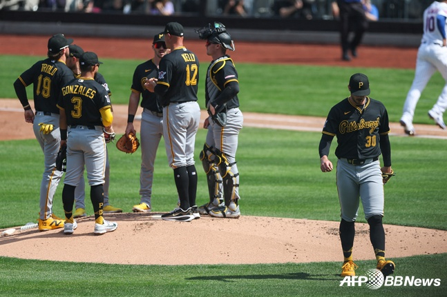 Pittsburgh Paul Skins (right) is being replaced without completing the first inning in the MLB opener against the New York Mets on the 27th. /AFPBBNews=News1