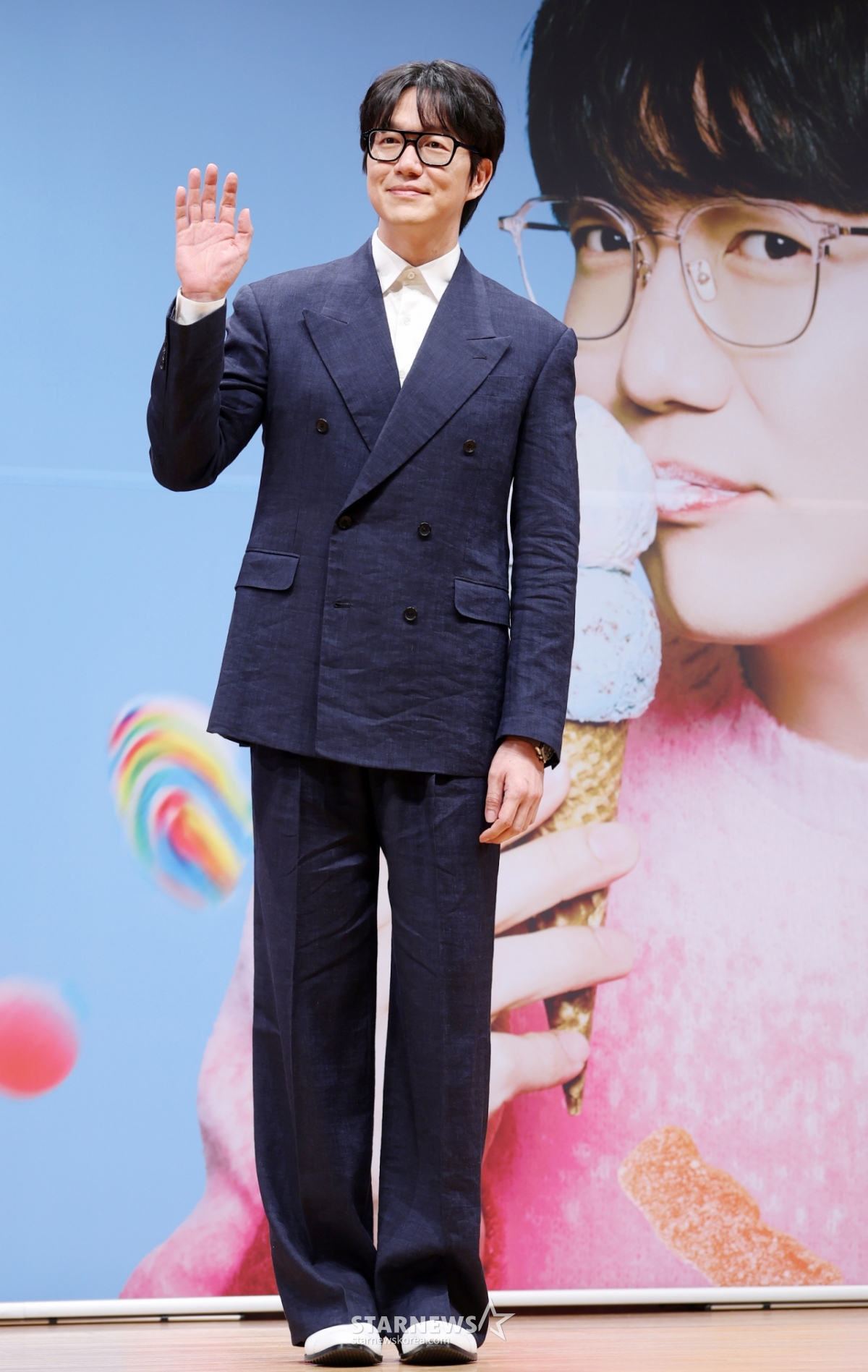 歌手成始경이27日在首尔永登浦区KBS举行的KBS2音乐脱口秀《The Seasons-成始경의的耳膜男友》制作发表会上摆出造型,供记者们拍照。 =金辉善hwijpg@