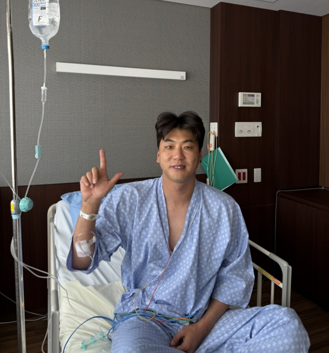 SSG金光贤在日本名古屋做完肩膀手术后,正在用手摆出象征兰德斯(L字)的姿势。 =照片=SSG兰德斯提供。