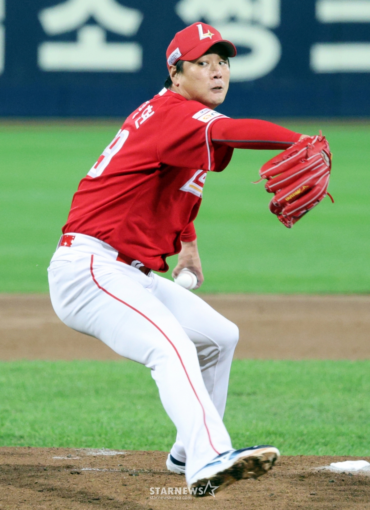 SSG Landers左腕投手金广铉在2025 KBO联赛半决赛第4轮三星狮子队的比赛中首发出场,正在奋力投球。 照片=高级记者姜英祖。