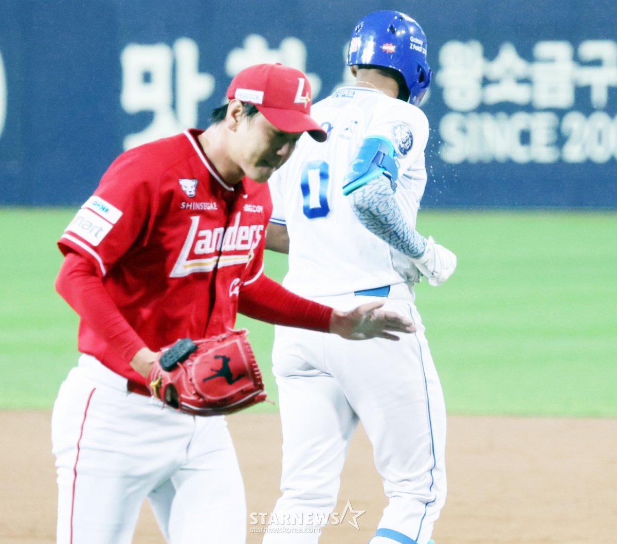 SSG Landers队的金广铉在2025 KBO联赛半决赛第4场比赛三星狮子队比赛第3回合末2人出局满垒的危机中，用内野地滚球处理了迪亚兹，正在走向替补席。 =照片=高级记者姜英祖。