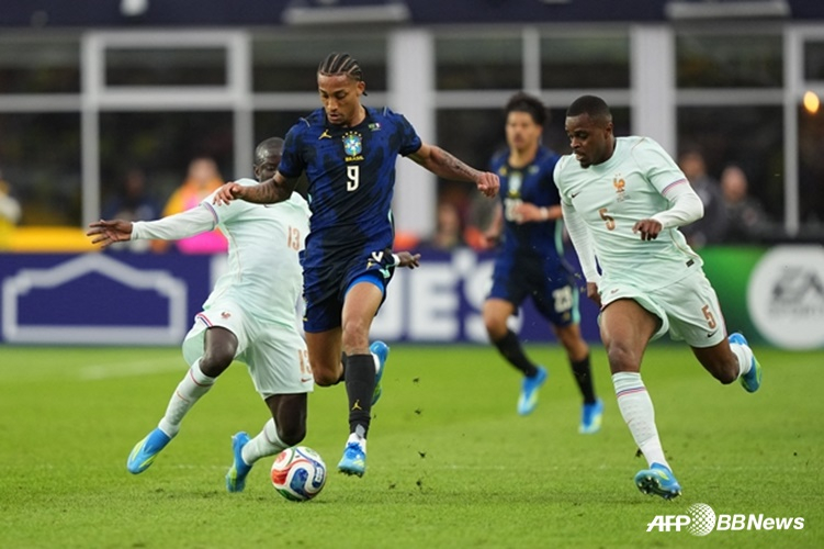 图为巴西队与法国队的比赛场面。 =法新社BBNews=新闻1。