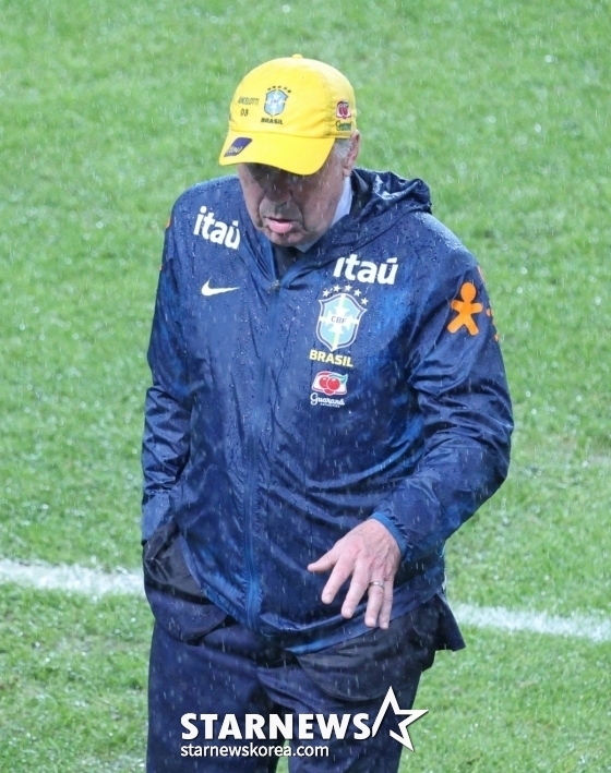 主教练卡洛·安切洛蒂。 =照片=金镇京。