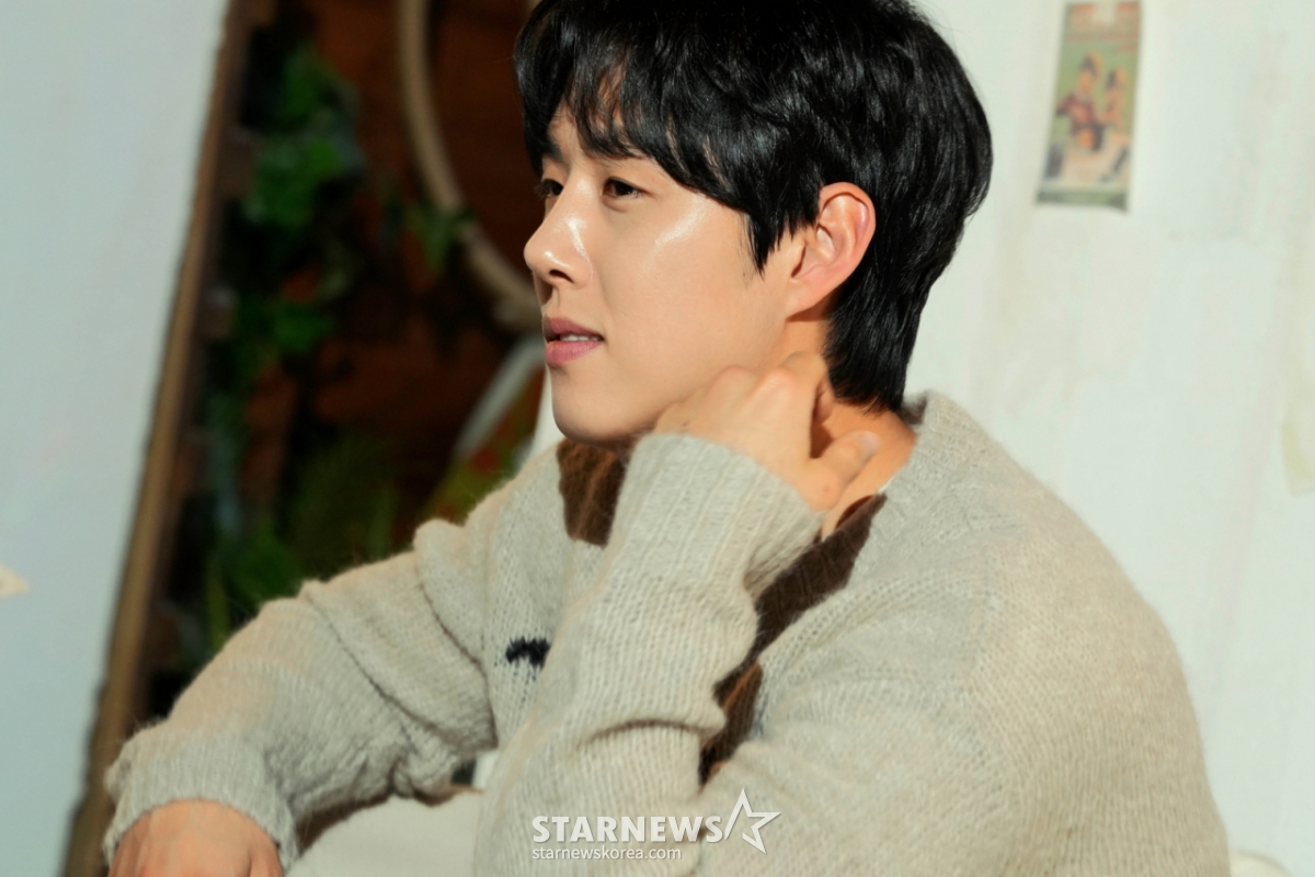 ミュージカル「黎明の瞳」の俳優ペク·ソンヒョンが26日に行われたインタビューのためにポーズを取っている。 /写真提供=MUMW 2026.03.26 /写真=イ·ドンフン photoguy@