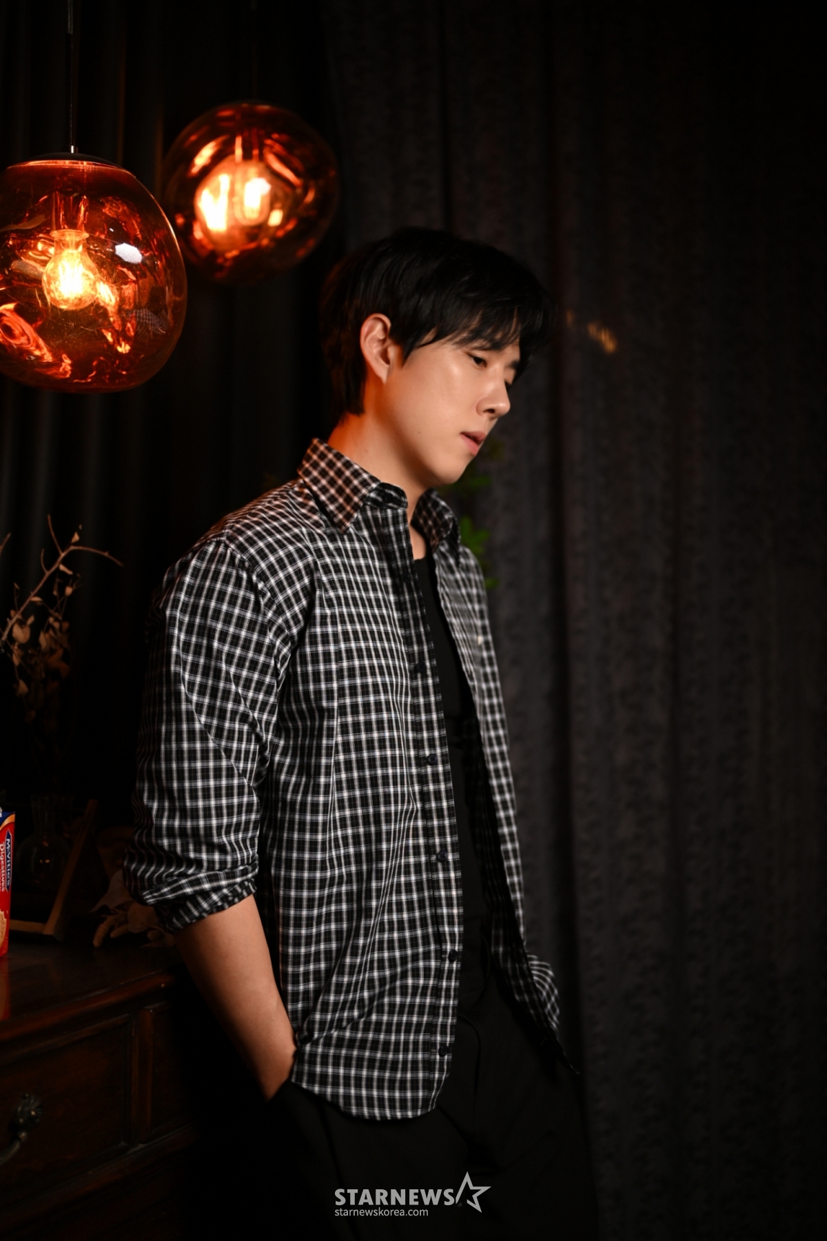 ミュージカル「黎明の瞳」の俳優ペク·ソンヒョンが26日に行われたインタビューのためにポーズを取っている。 /写真提供=MUMW 2026.03.26 /写真=イ·ドンフン photoguy@