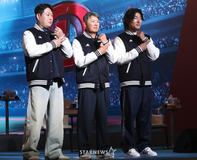 Doosan Yang Eui-ji (from left), manager Kim Won-hyung and Kwak Bin attended the media day on the 26th. /Photo = Senior Reporter Kim Jin-kyung