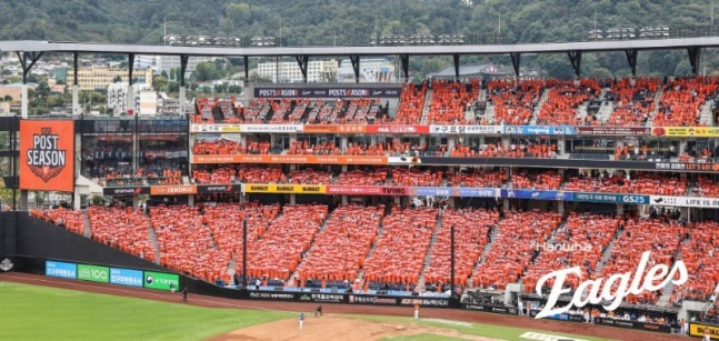 图为,韩华生命棒球公园全景。 =韩华鹰队。