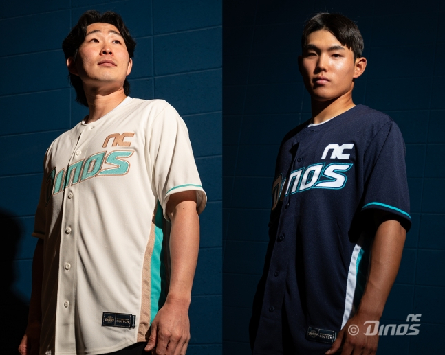 Lee Jae-hak (trái) và Shin Jae-in mặc đồng phục mới của NC Dinos. /Ảnh = NC Dinos cung cấp