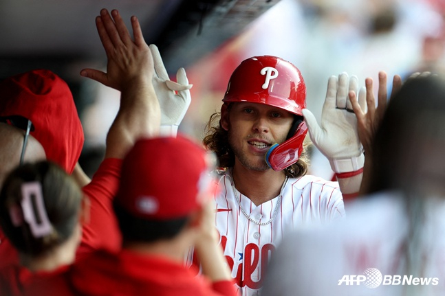 击出本垒打的春天在球员席上受到了队友们的欢迎。 =法新社BBNews=新闻1。