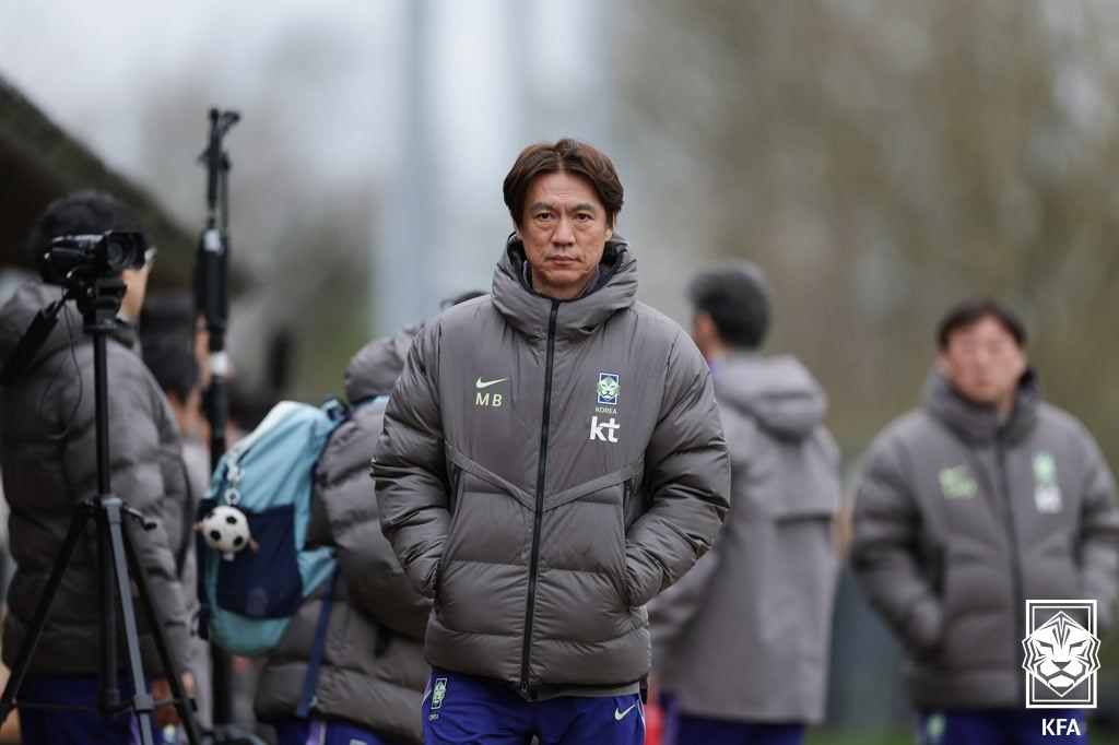 洪明甫（ホン·ミョンボ）監督が、英国ミルトン·ケインズのMKドンズクラブの練習場で、韓国サッカー国家代表チームの練習を眺めている。 /写真=大韓サッカー協会（KFA）提供