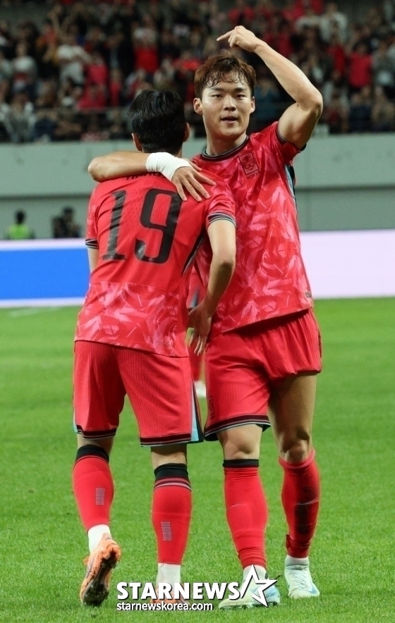 サッカー韓国代表チームが10月14日、ソウルワールドカップ競技場でパラグアイ代表チームと親善試合を行った。 オ·ヒョンギュが2点目のゴールを決めた後、アシストをしたイ·ガンインと喜んでいる。 /写真=キム·ジンギョン待機者