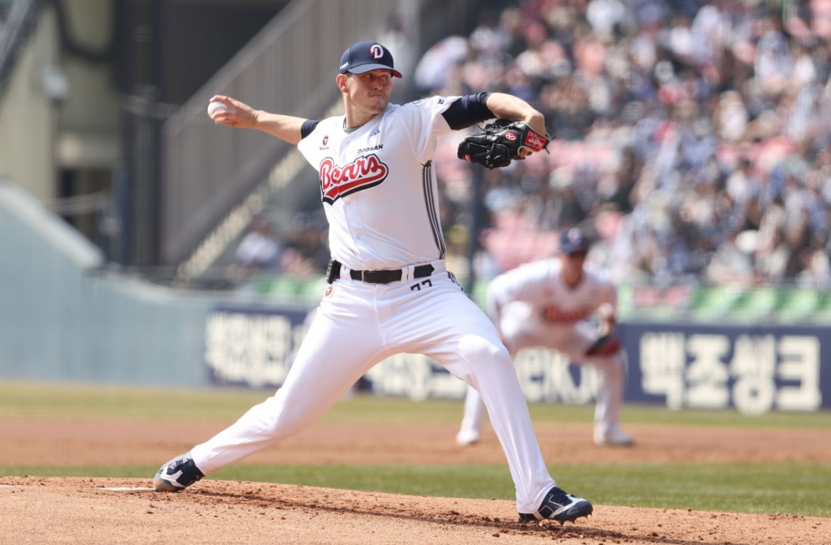 他就是斗山熊队的外援投手克里斯•弗莱克森。 =斗山熊队。