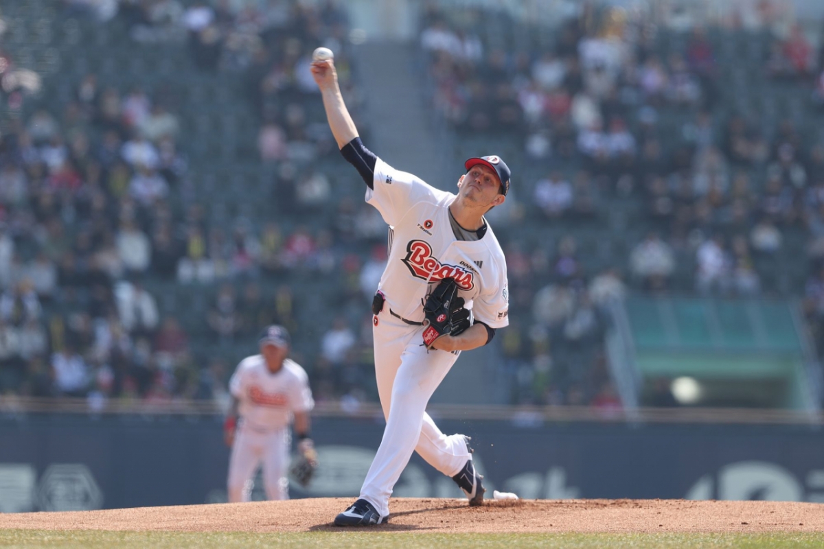 他就是斗山熊队的外援投手克里斯•弗莱克森。 =斗山熊队。