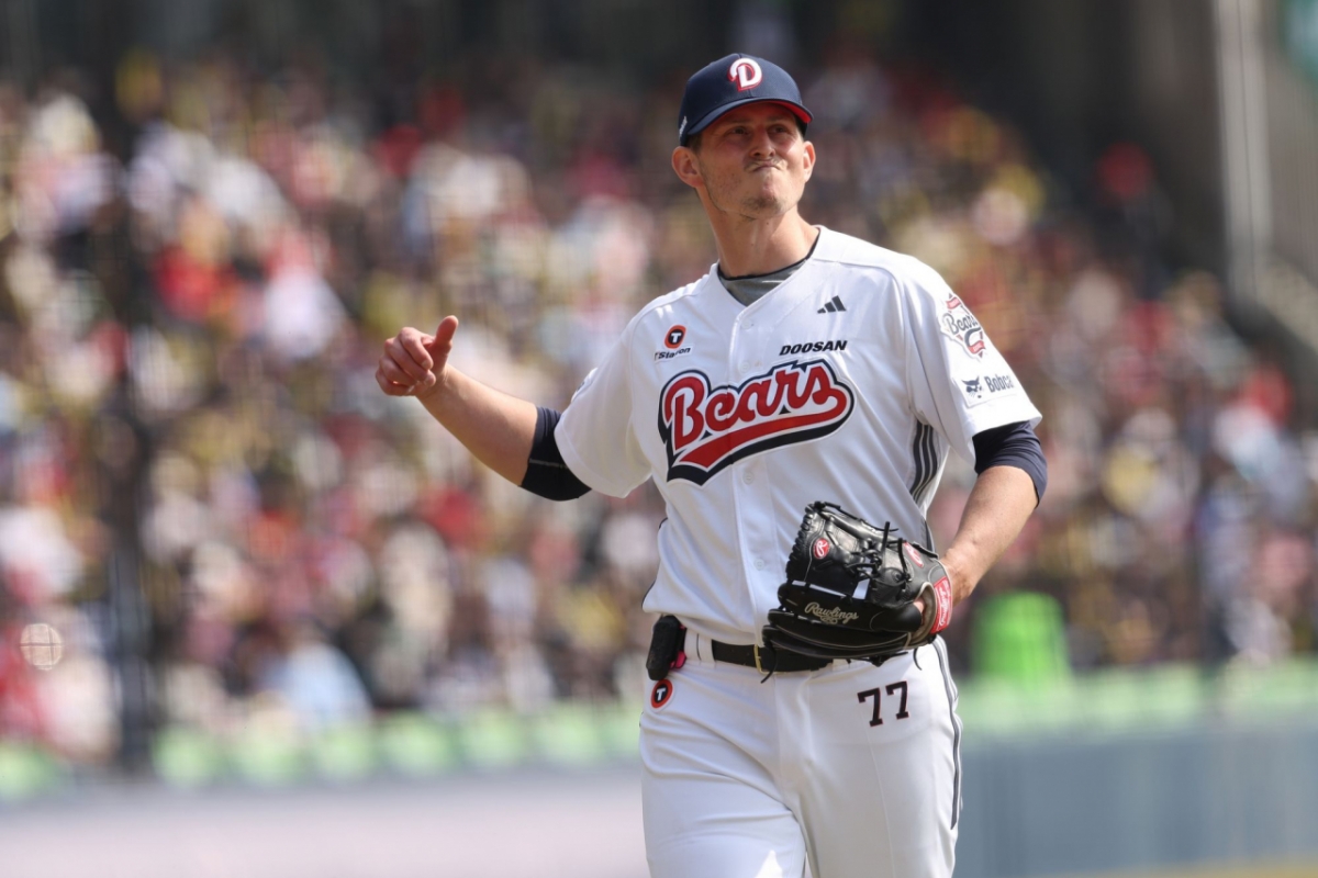 他就是斗山熊队的外援投手克里斯•弗莱克森。 =斗山熊队。