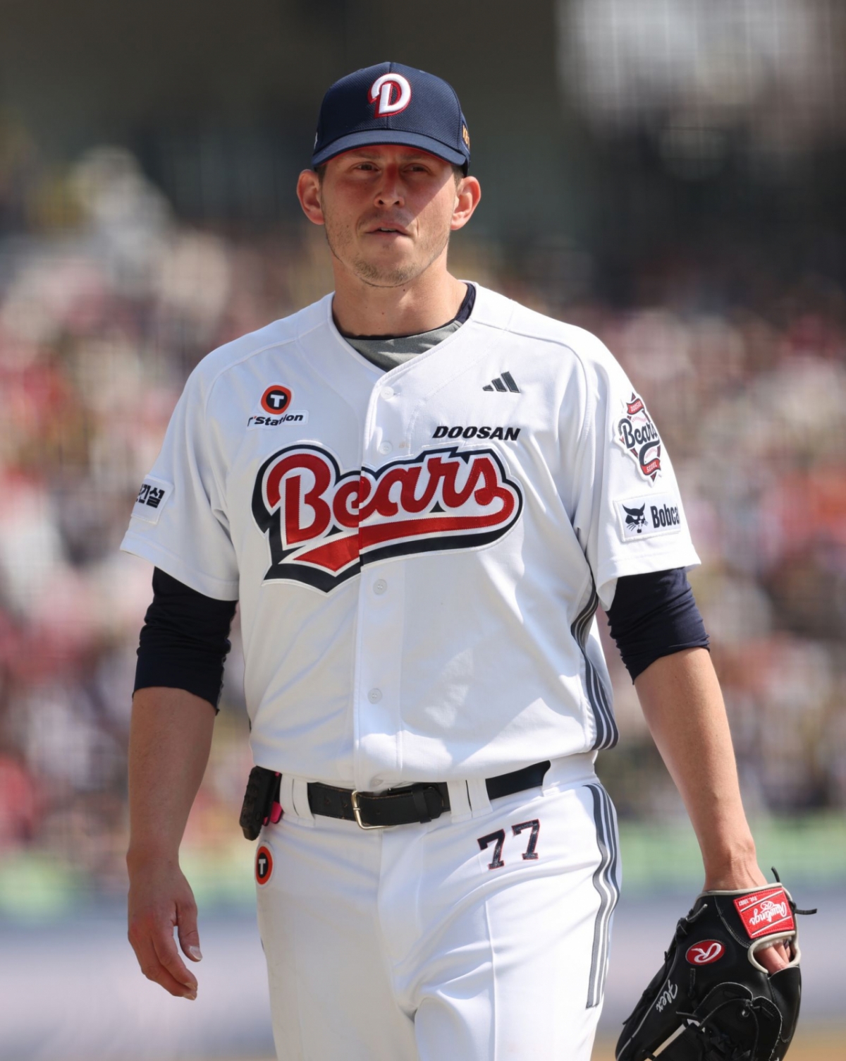 他就是斗山熊队的外援投手克里斯•弗莱克森。 =斗山熊队。