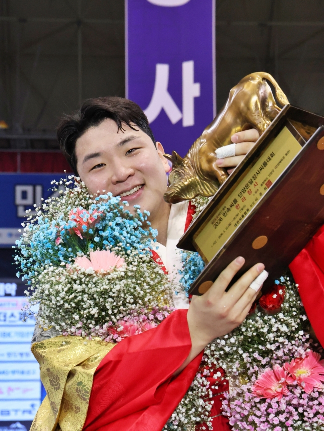 4月27日，金武浩在"withus制药2026民俗摔跤丹阳温达壮士摔跤大赛"汉拿级（105公斤以下）中获得冠军，脸上露出了灿烂的笑容。 =图为，韩国摔跤协会提供。