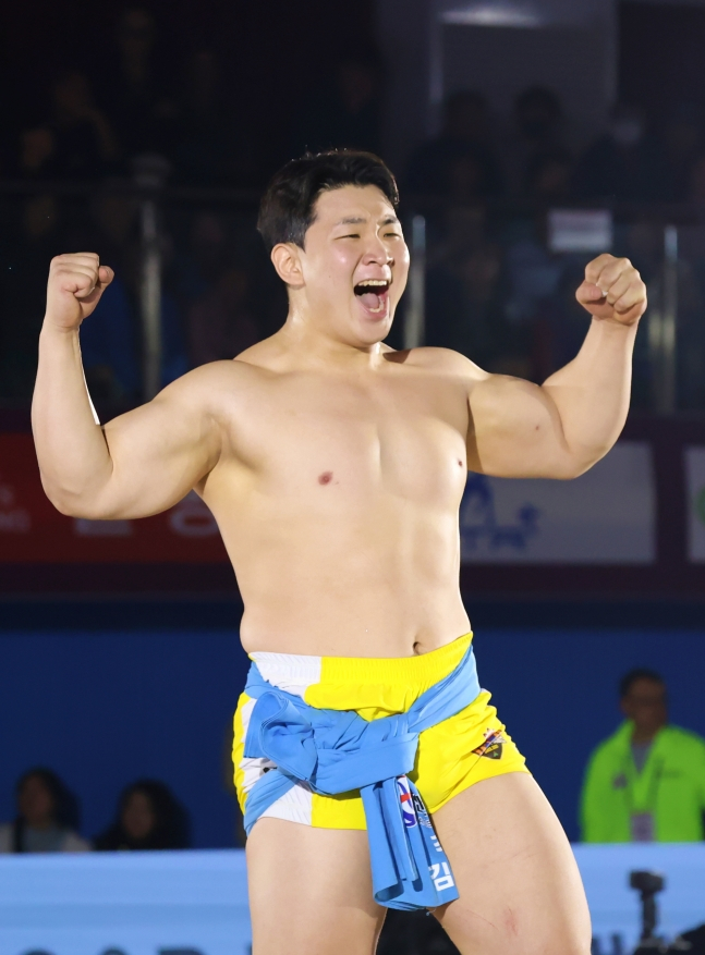 确定汉拿壮士的金武浩正在咆哮。 =图为，韩国摔跤协会提供。