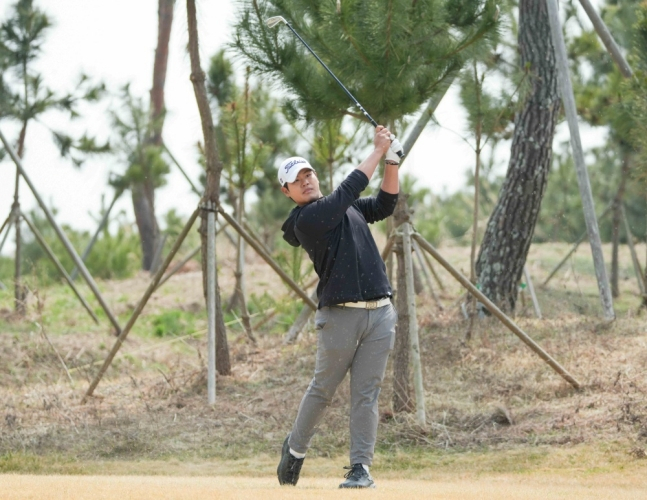 Jung Jae Hyun ném Iron Shot và nhìn vào quả bóng chày.  /Ảnh = Cung cấp KPGA