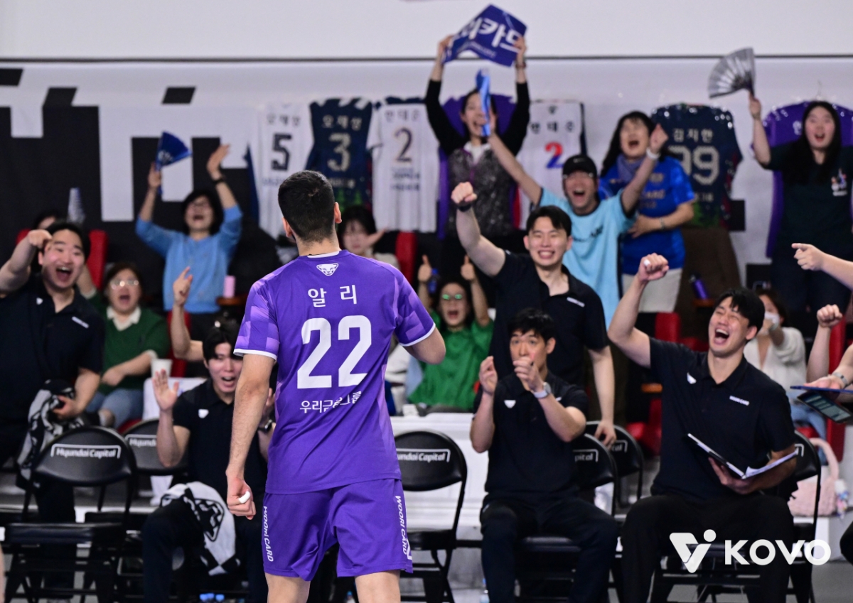 ウリカードのアリが27日、天安（チョンアン）ユ·グァンスン体育館で行われたプロバレーボールVリーグ男子部プレーオフ第1戦の現代キャピタル戦で得点に成功した後、喜んでいる。 /写真=韓国バレーボール連盟提供