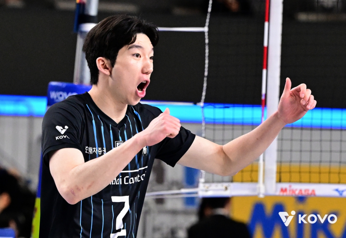 現代キャピタルの許秀鳳（ホ·スボン）が27日、天安（チョンアン）ユ·グァンスン体育館で行われたプロバレーボールVリーグ男子部プレーオフ第1戦のウリカード戦で得点に成功した後、喜んでいる。 /写真=韓国バレーボール連盟提供