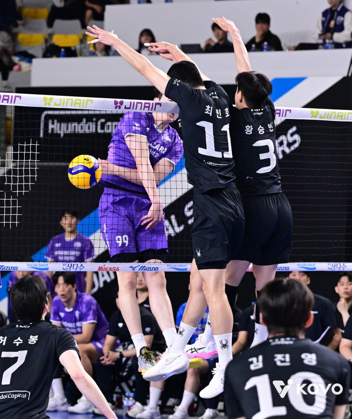 27日、天安（チョンアン）の柳寛順（ユ·グァンスン）体育館で行われたプロバレーボールVリーグ男子部プレーオフ第1戦、現代キャピタルとウリカード戦の試合の様子。 /写真=韓国バレーボール連盟提供