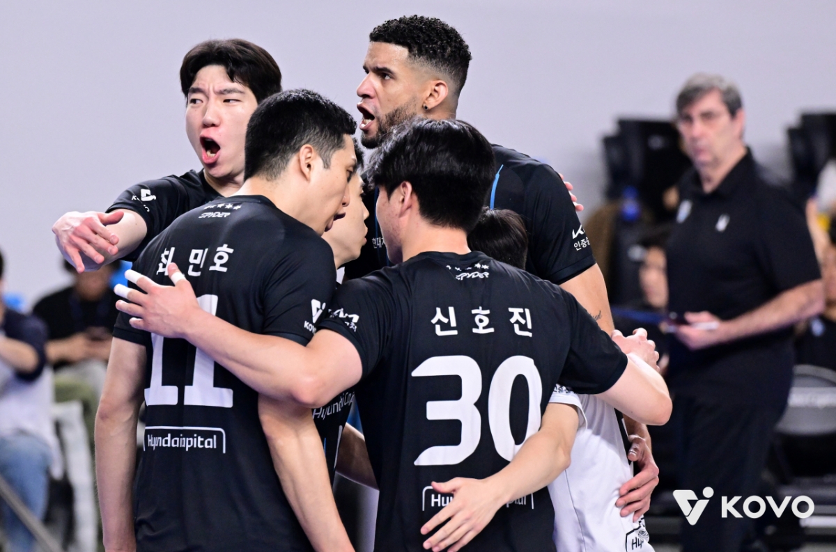 現代キャピタルの選手たちが27日、天安（チョンアン）の柳寛順（ユ·グァンスン）体育館で行われたプロバレーボールVリーグ男子部プレーオフ第1戦のウリカード戦で得点に成功した後、喜んでいる。 /写真=韓国バレーボール連盟提供