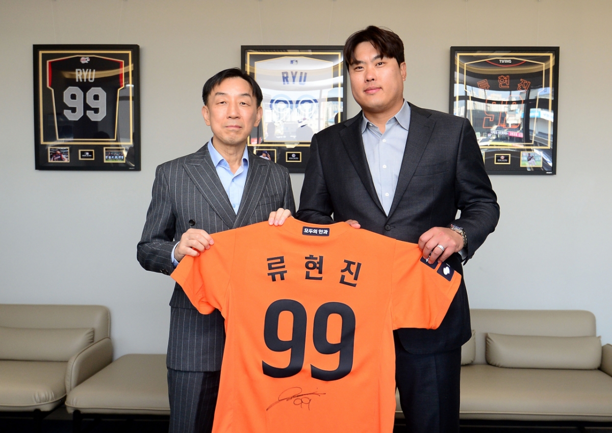 图为柳贤振财团与现代奥特莱斯大田店签订支援青少年棒球的业务协议。 柳贤振（右）和事业部长金必范。 =柳贤振财团提供。