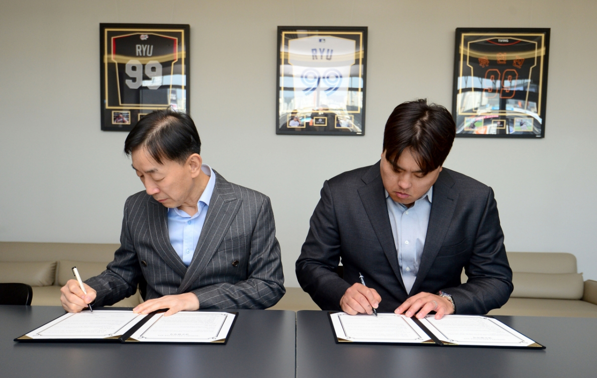 图为柳贤振财团与现代奥特莱斯大田店签订支援青少年棒球的业务协议。 柳贤振（右）和事业部长金必范。 =柳贤振财团提供。