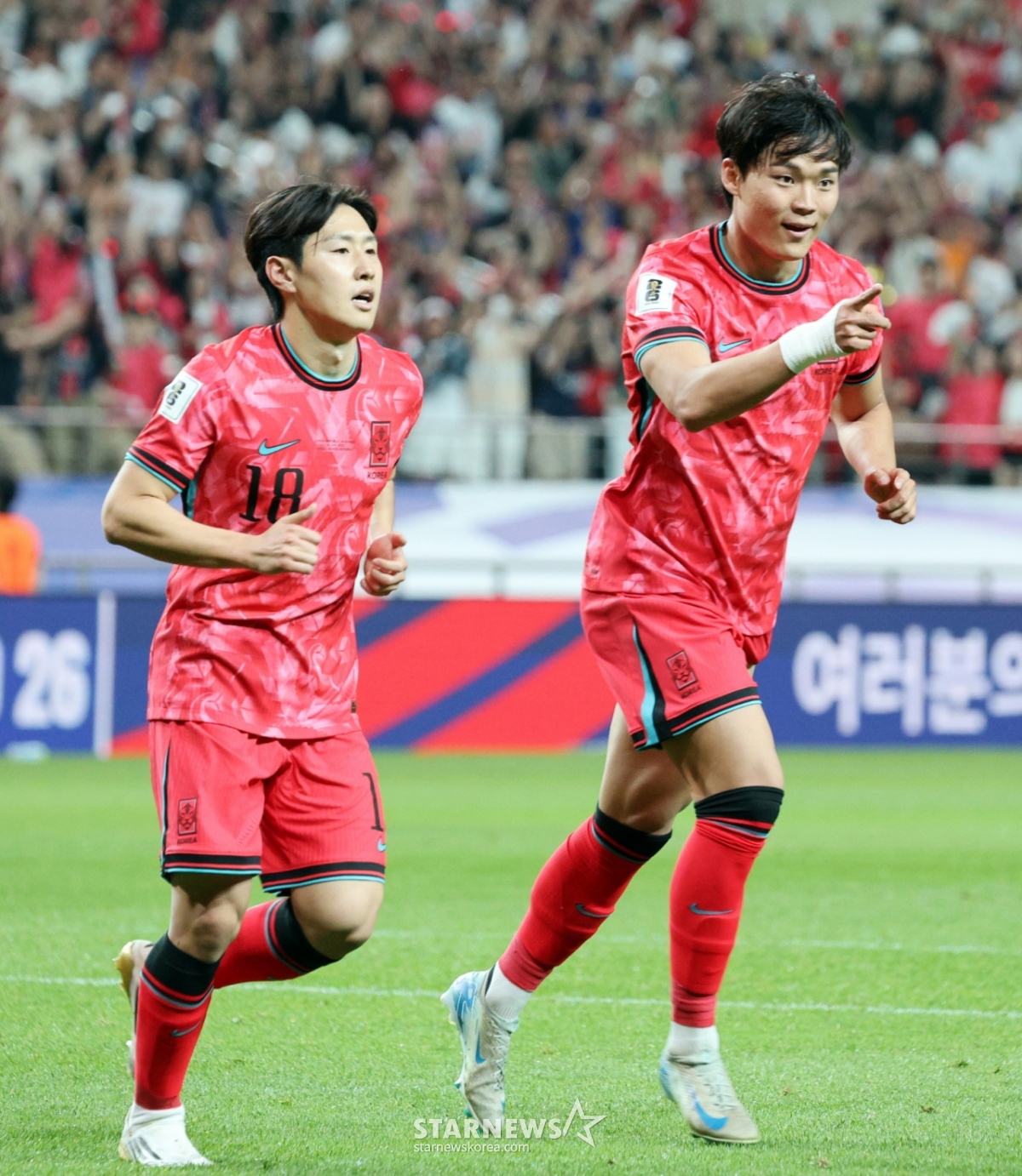 韩国国家足球队前锋吴贤奎（右）和李康仁。 =照片=高级记者姜英祖。