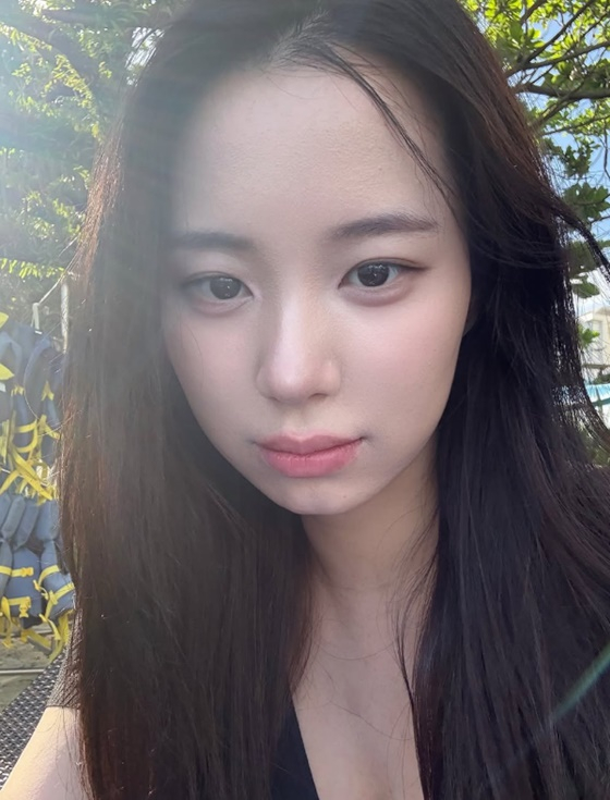 =照片:崔妍秀的照片墙。