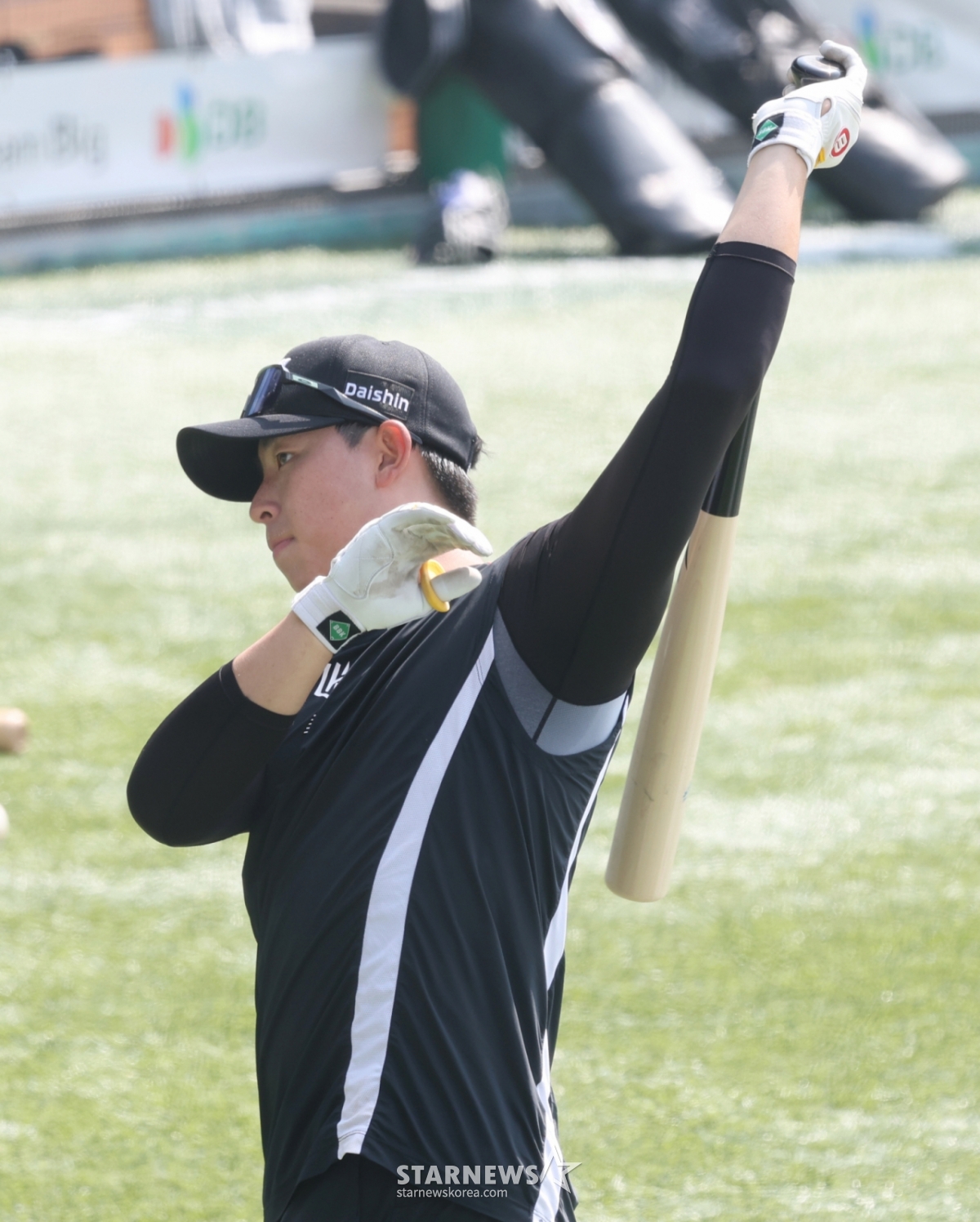 28日，2026新韩SOL Bank KBO联赛正式揭幕战LG Twins对KT Wiz的比赛在首尔蚕室棒球场举行。  图为，KT队的李康民正在进行击球训练。 =照片=金镇京。