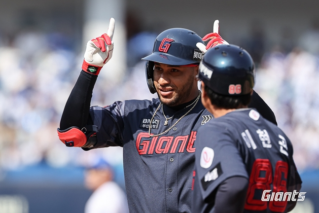 包括本垒打在内，以多打点活跃的雷耶斯。 =照片:乐天巨人队。