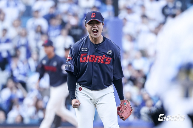 試合を終えた直後、咆哮するパク·ジョンミン。 /写真=ロッテジャイアンツ