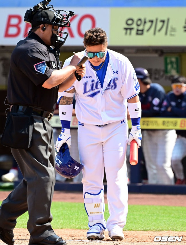 Choi Hyungwoo greets his home fans.